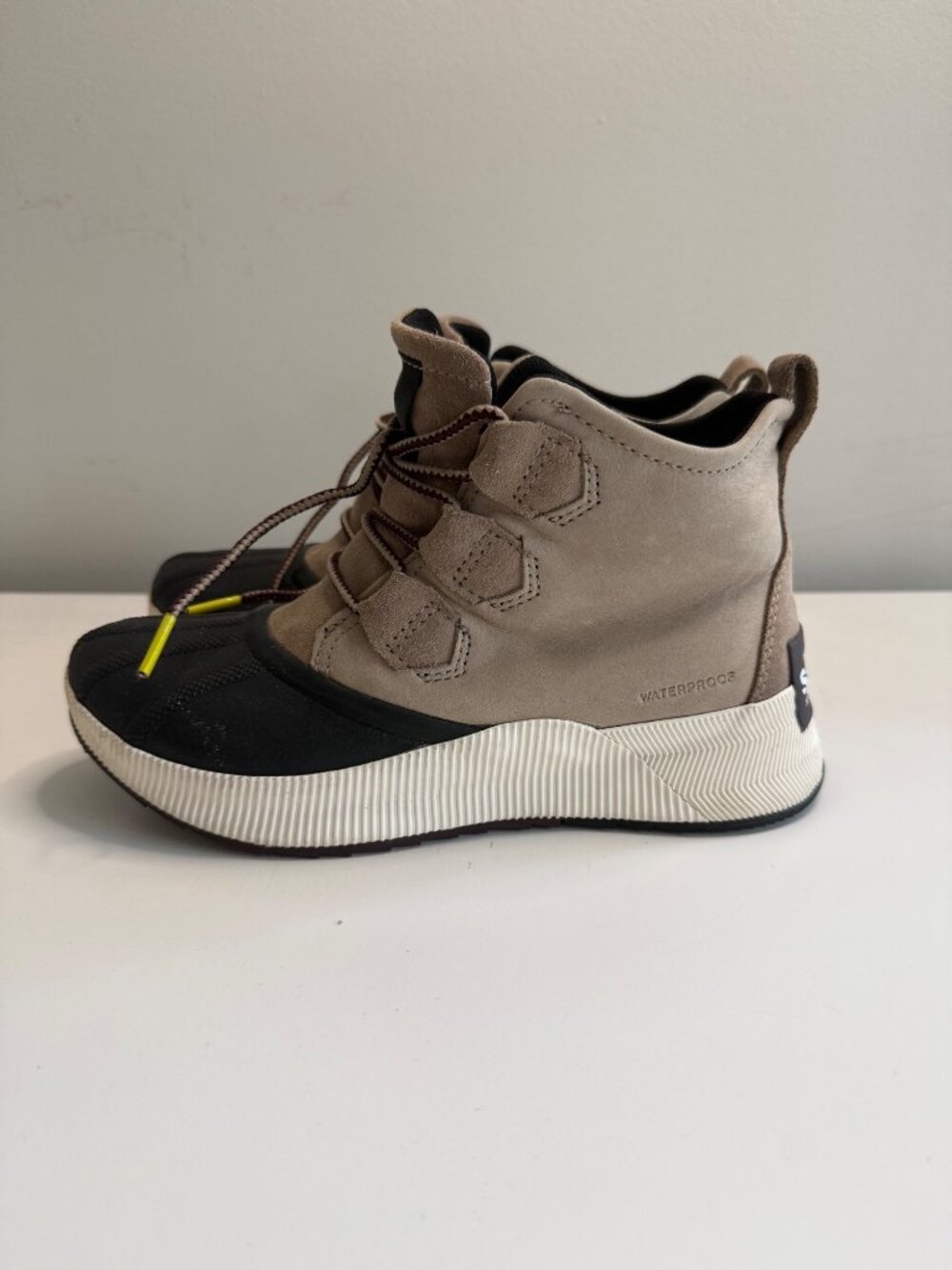 Sorel Womens Waterproof Lace-Up Boots Natural Rubber Beige/Black Size 7 EU 38
